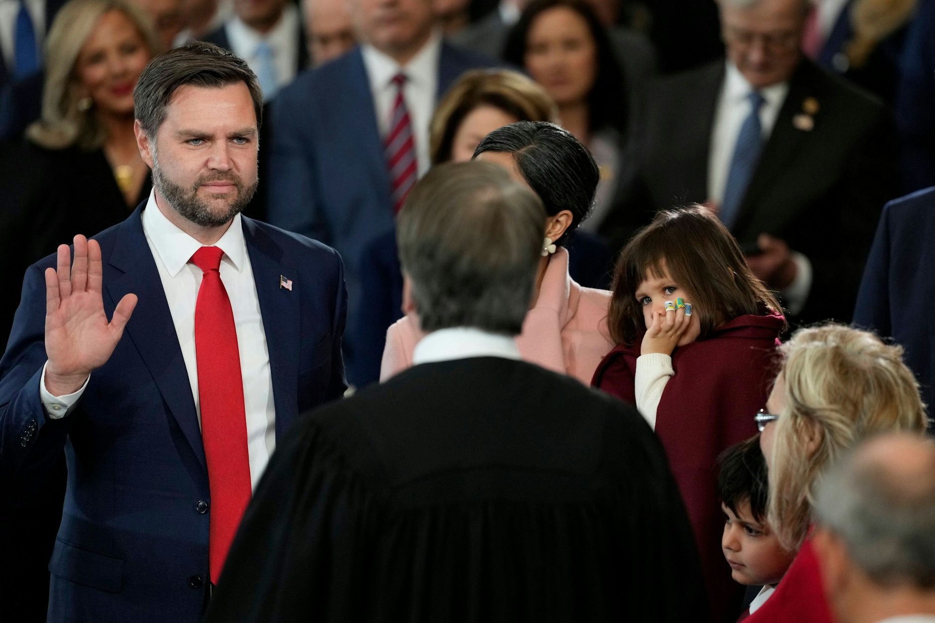 Vor Trump wird der neue Vizepräsident J. D. Vance eingeschworen. Neben ihm stehen seine Frau Usha und ihre drei Kinder.