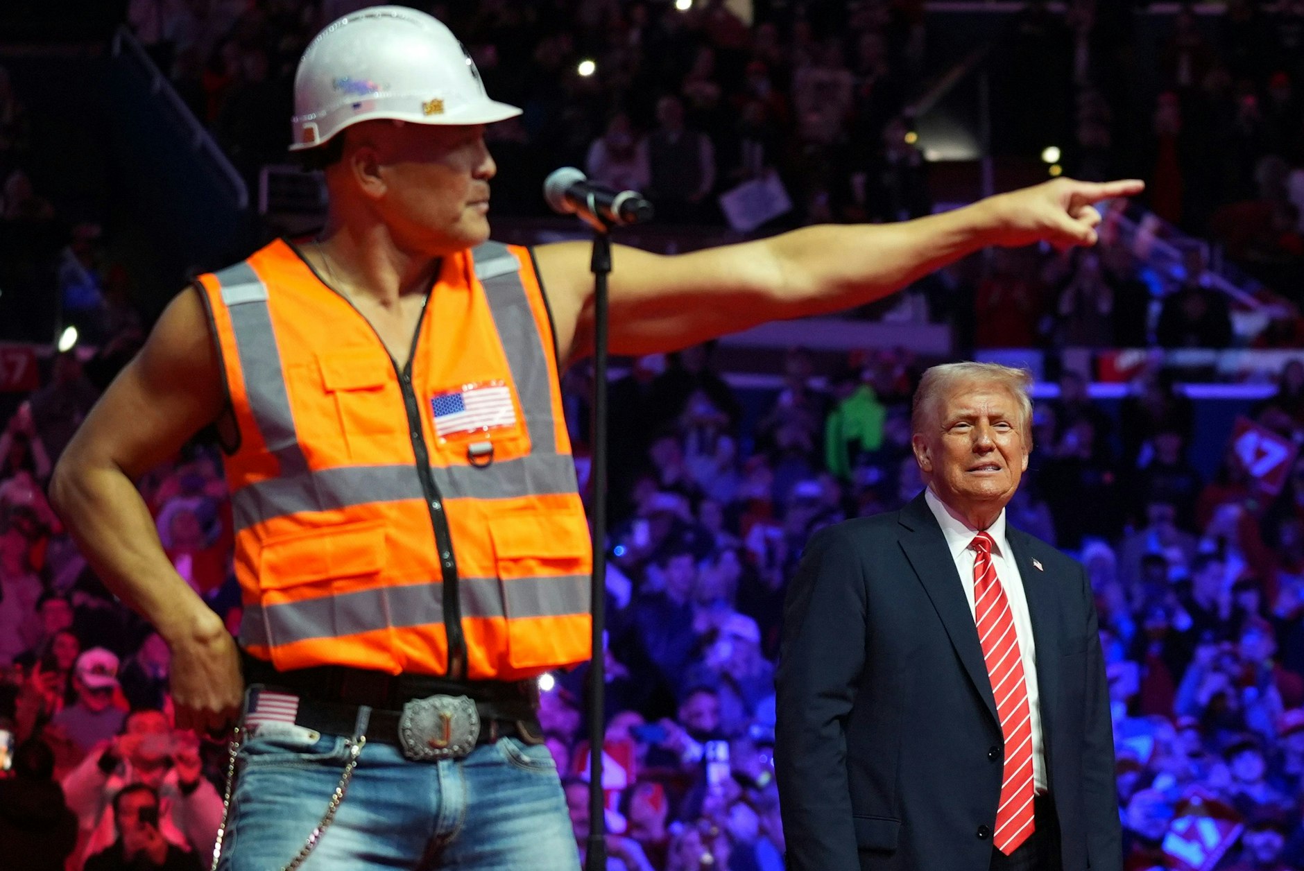 Trump selbst ist währenddessen schon zum feiern aufgelegt - hier mit den Village People auf der Bühne bei einer Kundgebung vor der Amtseinführung.