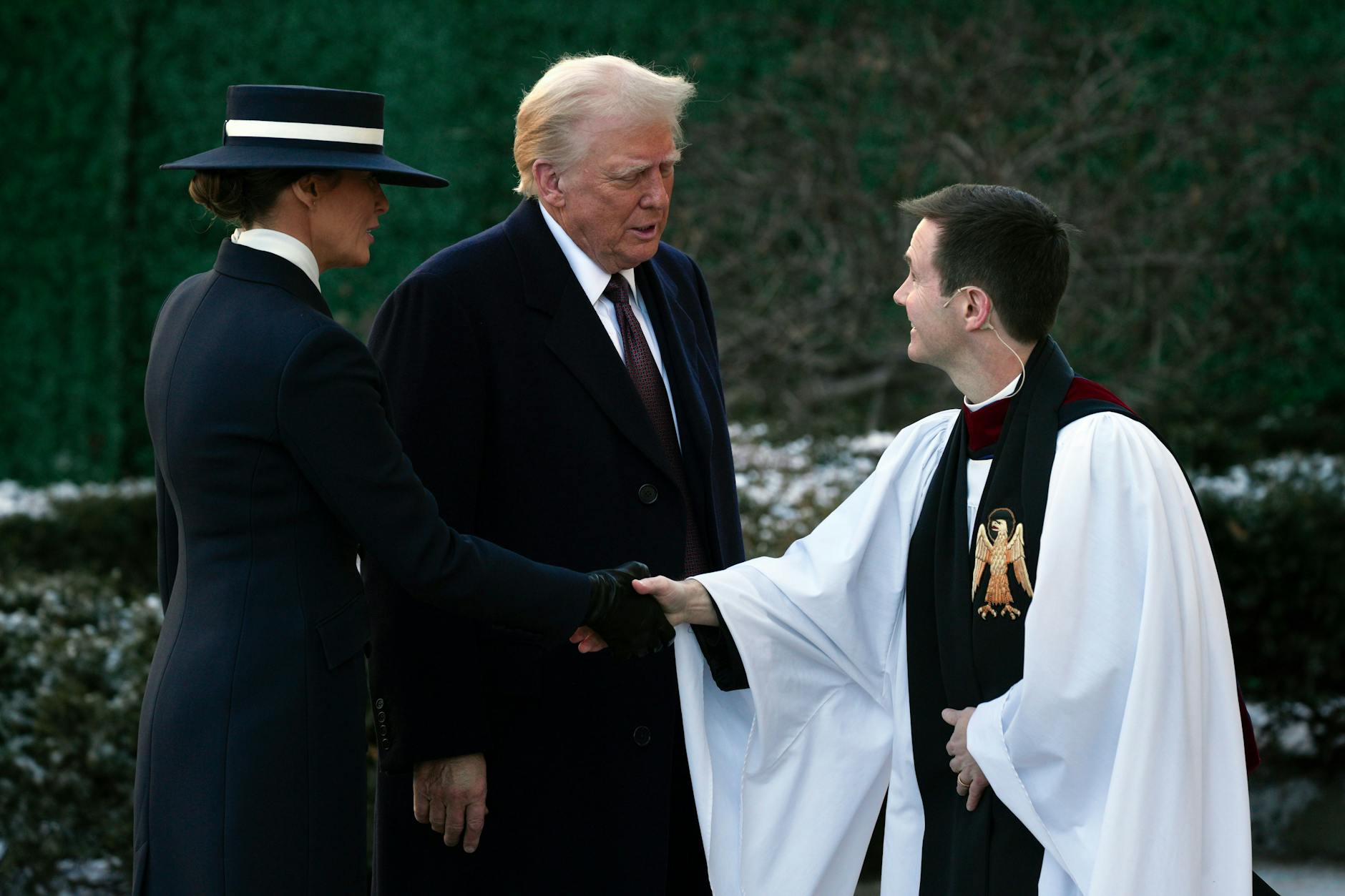 Der designierte Präsident Donald Trump und seine Frau Melania werden bei ihrer Ankunft zum Gottesdienst in der St. John's Episcopal Church gegenüber dem Weißen Haus in Washington begrüßt