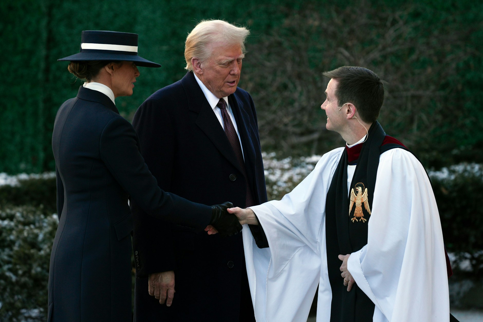 Der designierte Präsident Donald Trump und seine Frau Melania werden bei ihrer Ankunft zum Gottesdienst in der St. John's Episcopal Church gegenüber dem Weißen Haus in Washington begrüßt