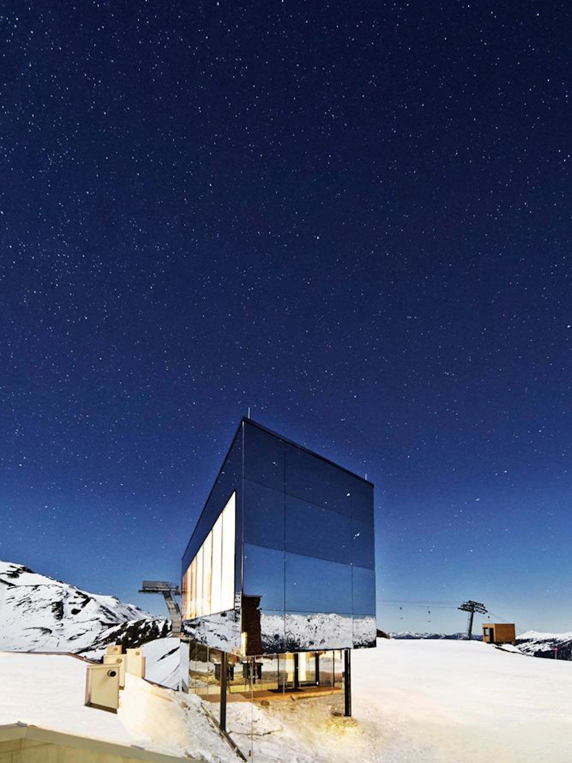 In der Kristallhütte im Hochzillertal spiegelt funkelnd sich die umliegende Bergwelt. 