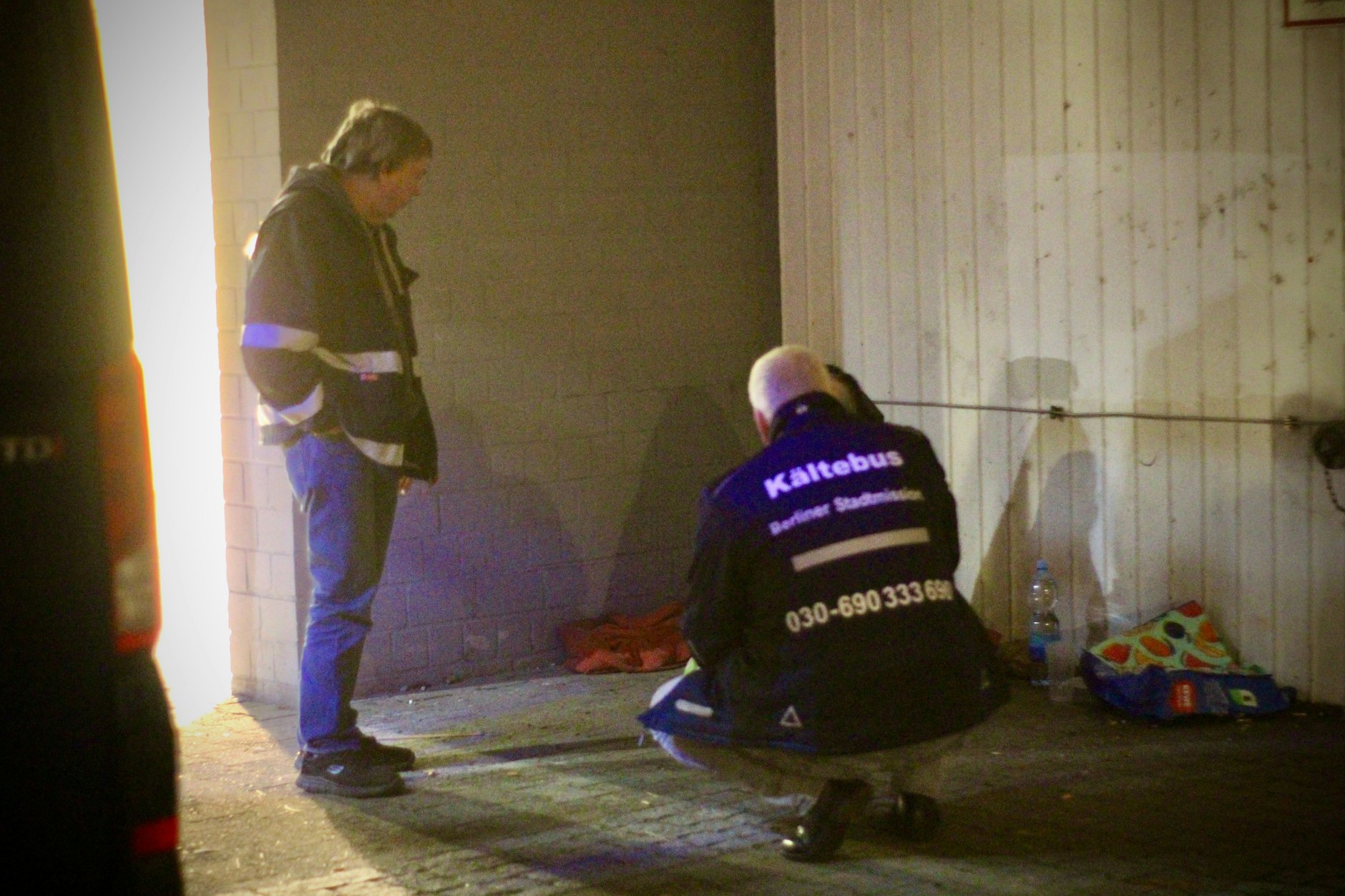 Die Kältebus-Mitarbeiter Chris Rittehr (rechts) und Matthias Spreemann (links) versuchen zunächst mit dem Mann ins Gespräch zu kommen, bieten ihre Hilfe an, eine Tasse heißen Tee und einen warmen Schlafsack – mitkommen zu einer Unterkunft wollte der Mann allerdings nicht.