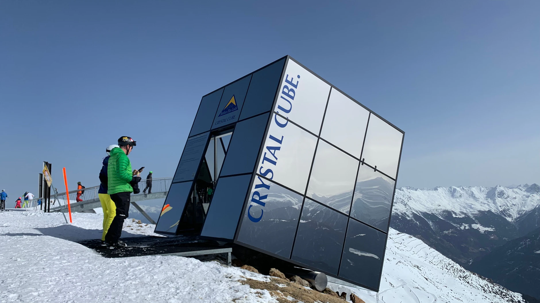 Auf dem Berg in Fiss: Funkelndes Highlight ist der Crystal Cube auf 2600 Metern am Zwölferkopf, ein Restaurant für bis zu acht Personen.