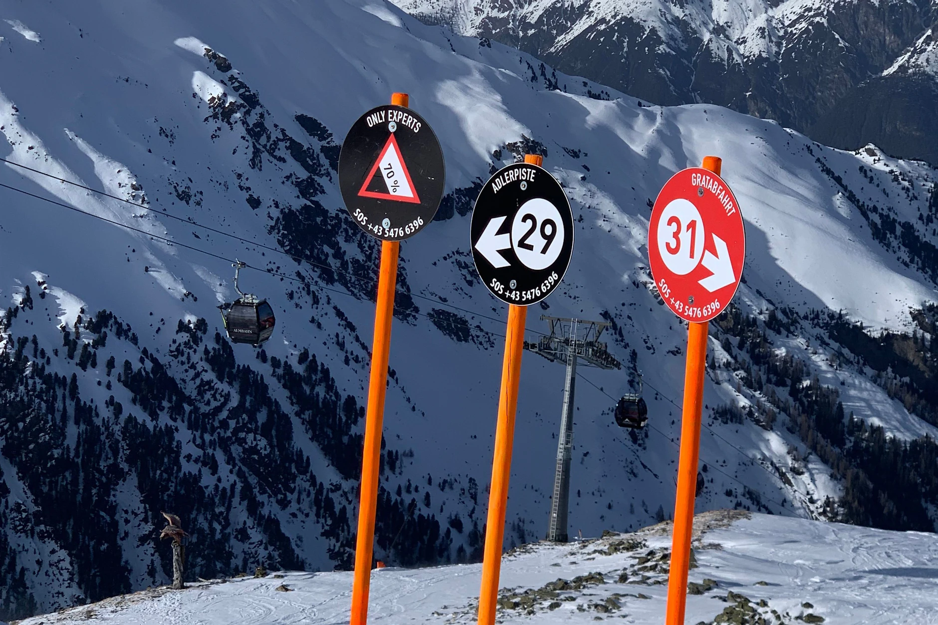 Am Start der Adlerpiste steht als Warnung ein Schild, das Anfänger abschrecken soll: „Only Experts: 70 Grad Gefälle“. 