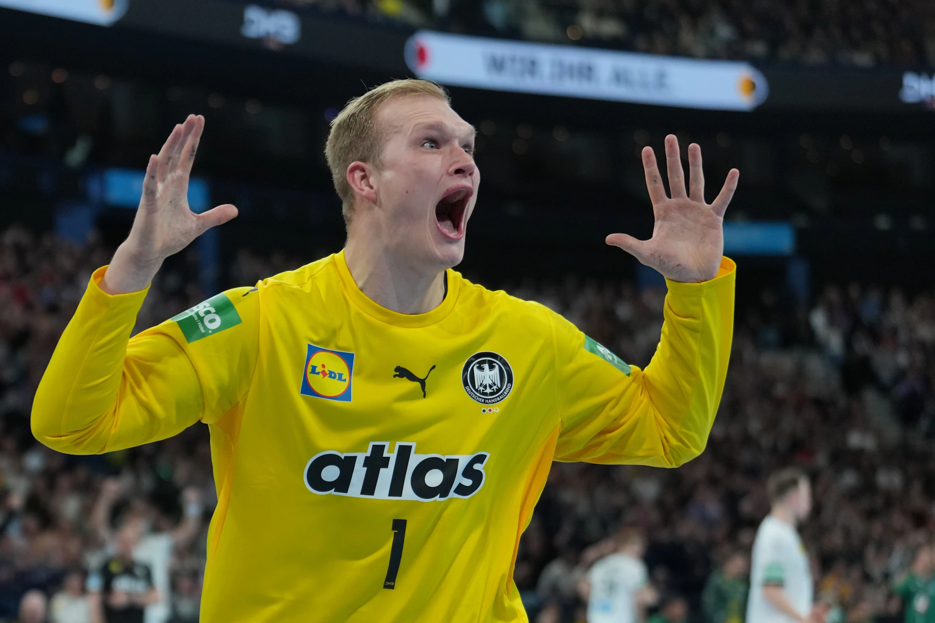 Er reißt die Zuschauer und seine Mitspieler mit:  Torhüter David Späth flippt nach jedem gehaltenen Wurf aus.