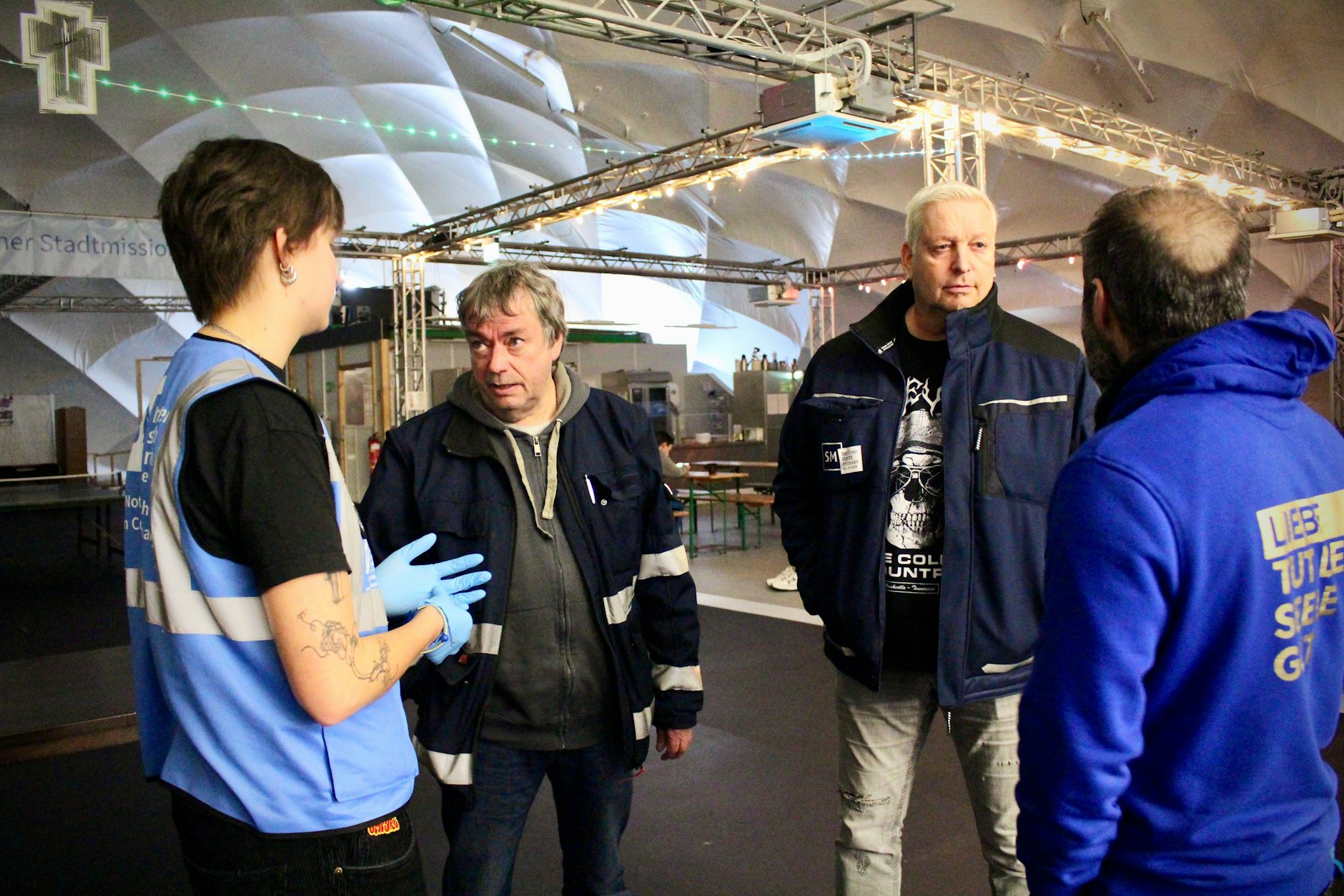 Die Notübernachtung für obdachlose Menschen am Containerbahnhof ist ganzjährig geöffnet. Hier gibt es Übernachtungsmöglichkeiten für 70 Personen, etwas zu Essen, neue Kleidung und medizinische Betreuung sowie Sozialberatung und seelischen Beistand.