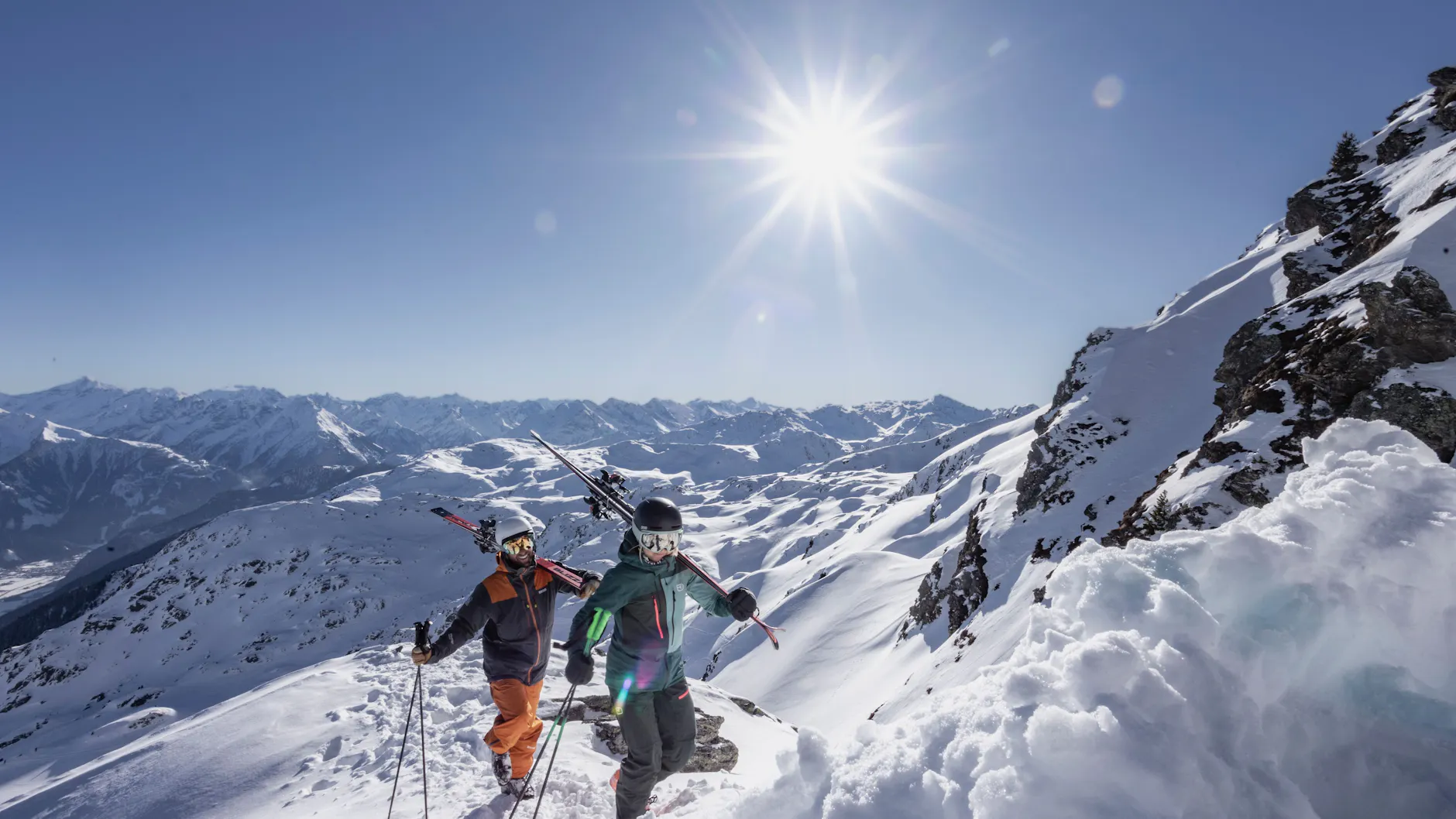 Vor dem Vergnügen steht die Anstrengung: Wer in Hochzillertal/Hochfügen die Freeride-Routen nutzen will, muss erstmal abschnallen und laufen.