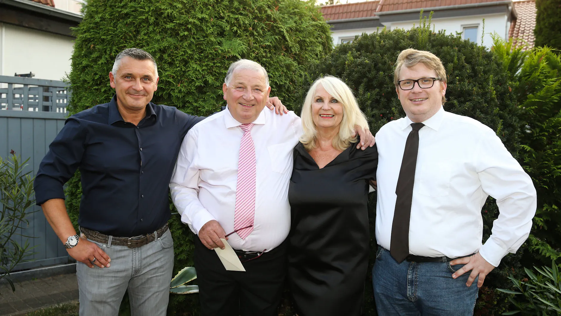 Vor acht Jahren bei der Feier zum 70. Geburtstag des EX-Fußballers: Manfred und Verena Zapf mit ihren Söhnen Robin (re.) und Gordon.