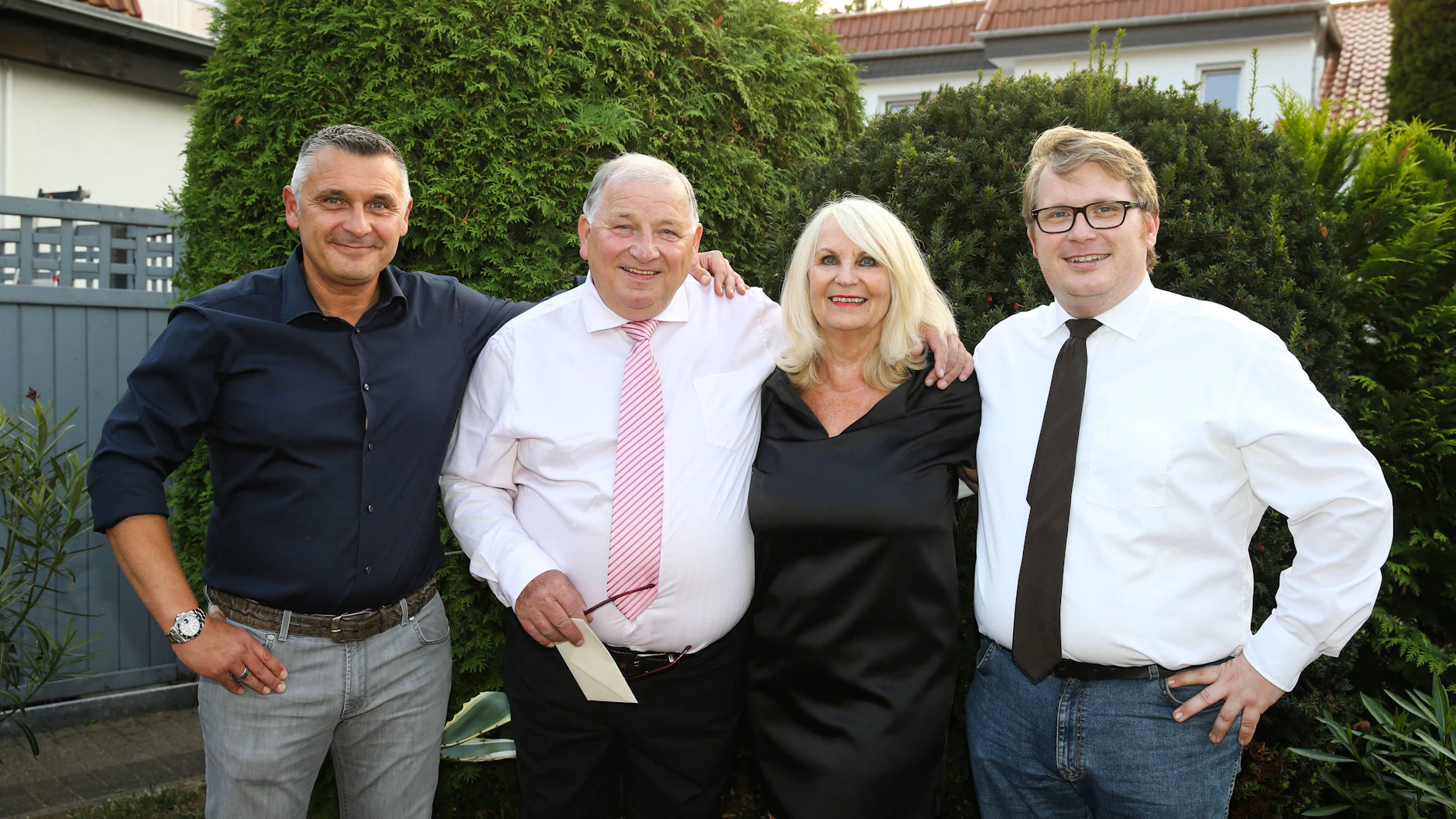 Vor acht Jahren bei der Feier zum 70. Geburtstag des EX-Fußballers: Manfred und Verena Zapf mit ihren Söhnen Robin (re.) und Gordon.