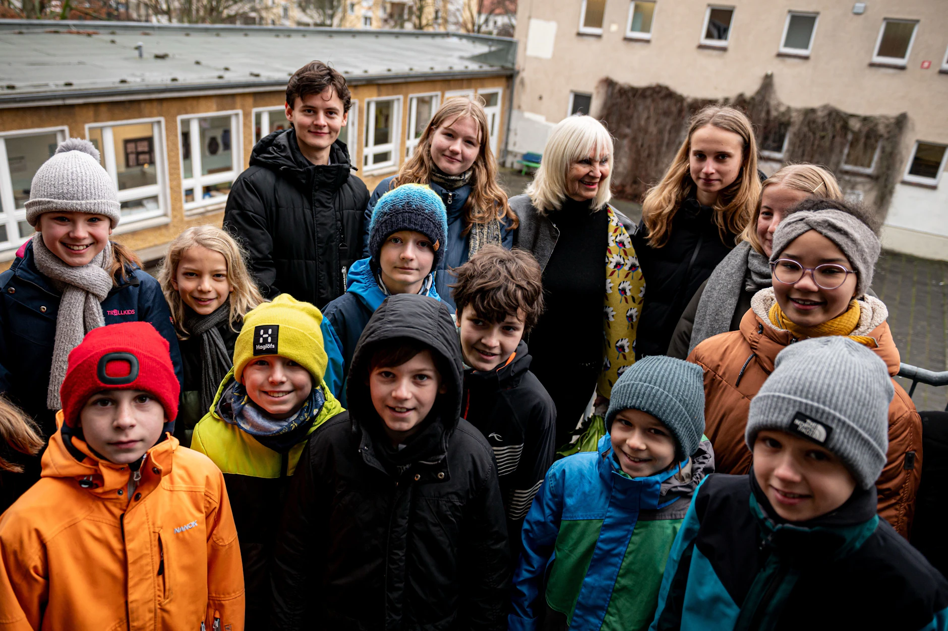 Verena Zapf mit Schülern ihrer Schulklassen im Hof der Evangelischen Schule Köpenick. Die Biologie- und Chemielehrerin hat bereits 58 Dienstjahre als Lehrerin hinter sich.