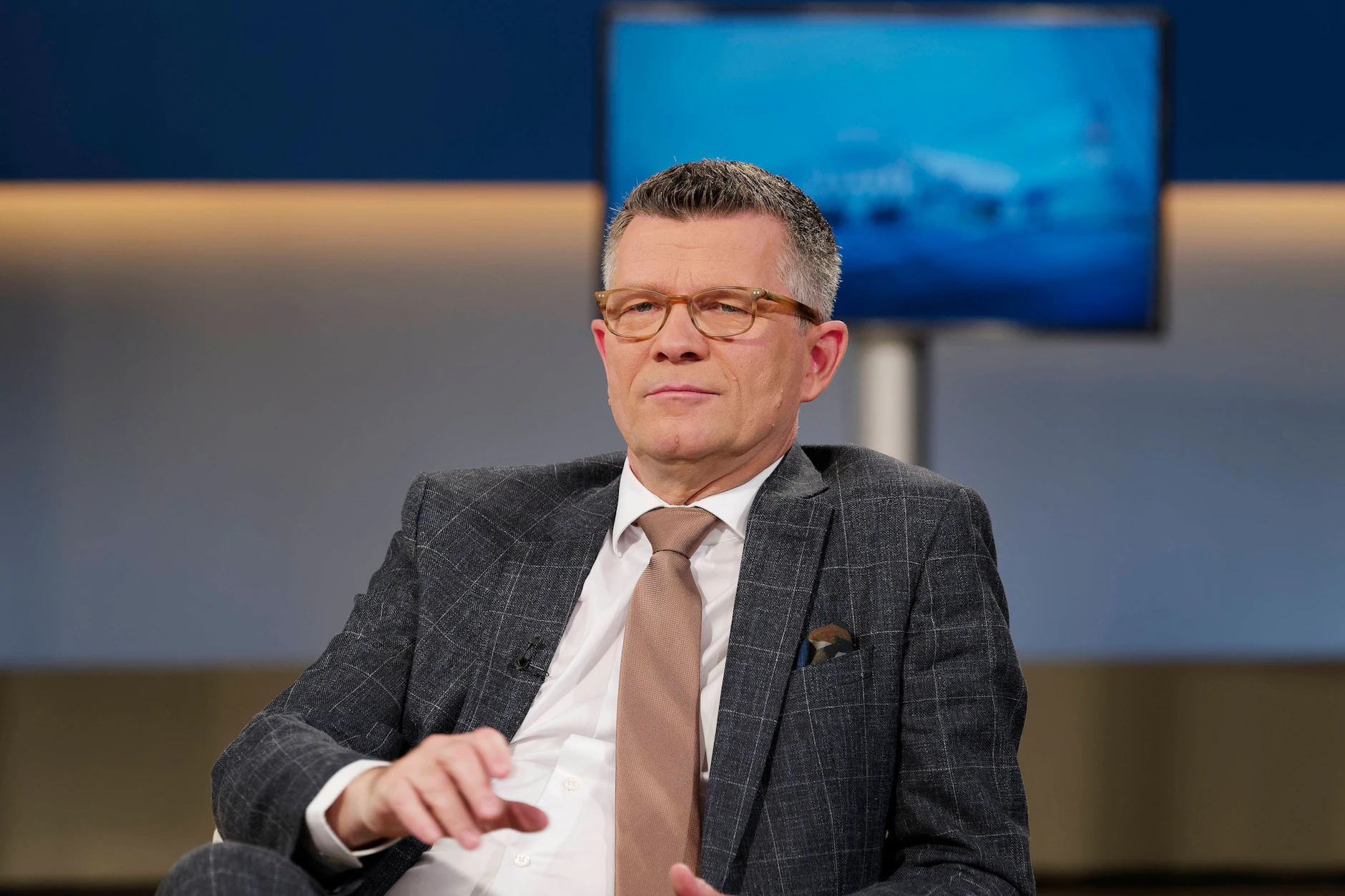 Peter Dabrock – ehemaliger Vorsitzender des deutschen Ethikrates – glaubt, dass sich Elon Musks ambivalentes Verhältnis gegenüber der KI-Entwicklung auf dessen Affinität zum Longtermism zurückführen lässt.