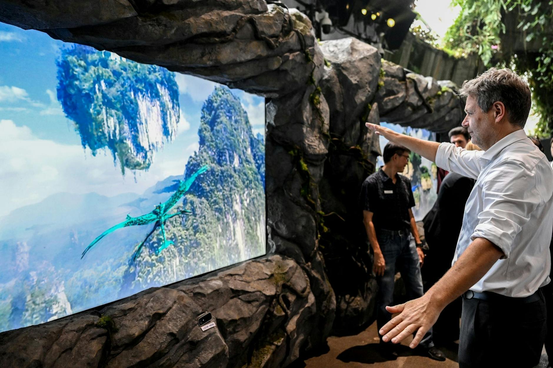 Auf diesem Foto mit dem Original-Bildausschnitt ist zu sehen, dass Vizekanzler Robert Habeck eine andere Geste zeigt, als den Hitlergruß.