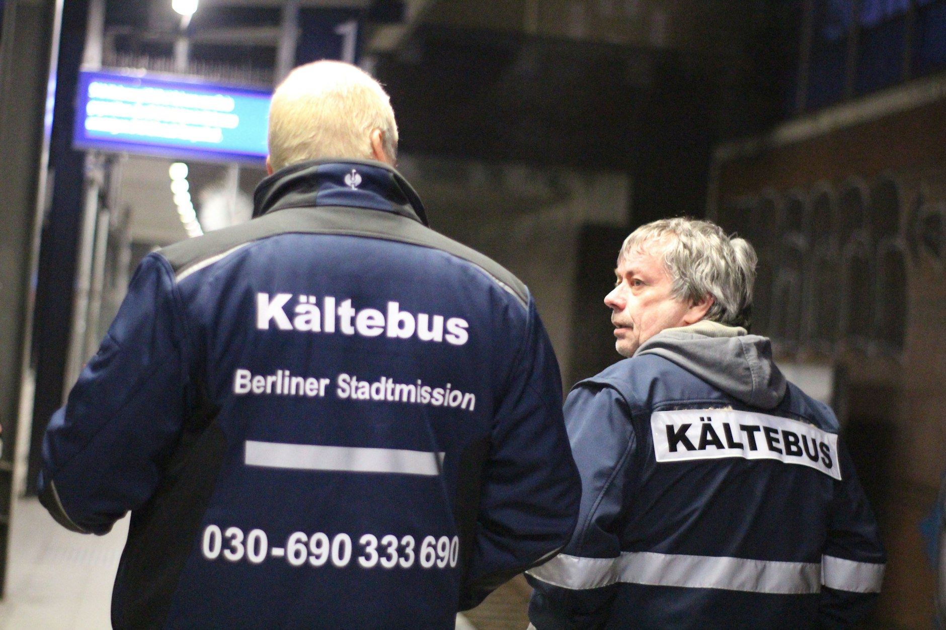 Kältebus Mitarbeiter auf dem Weg zu Arbeit