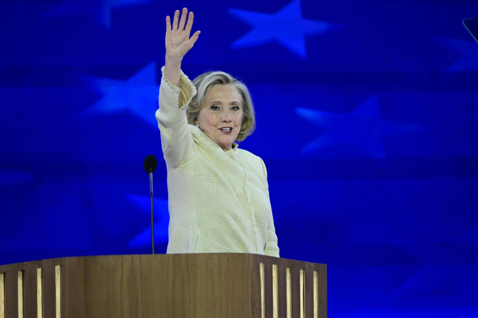 Auch Hillary Clinton hebt auf vielen Bildern den rechten Arm. Was hat das zu bedeuten?