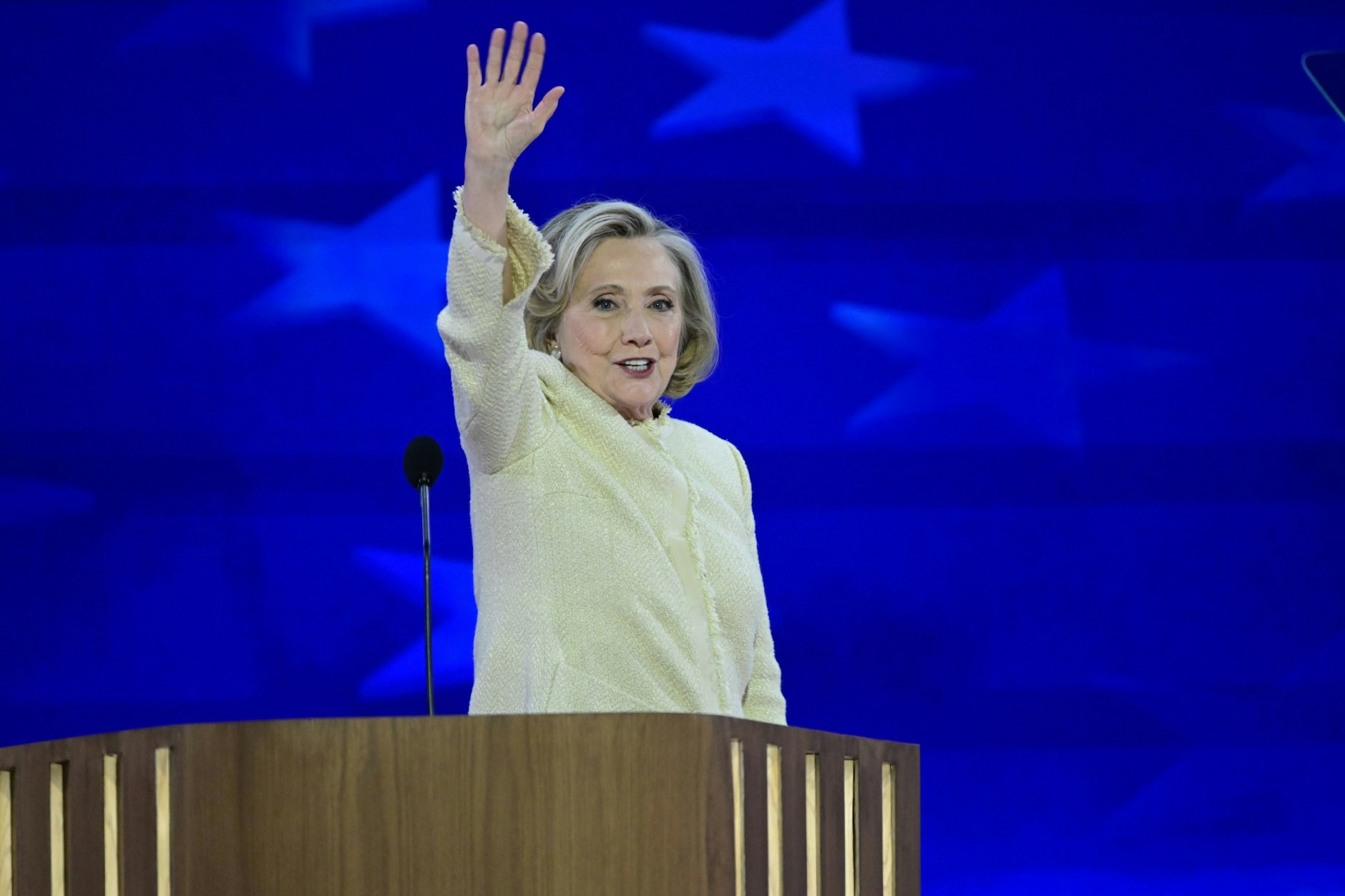 Auch Hillary Clinton hebt auf vielen Bildern den rechten Arm. Was hat das zu bedeuten?