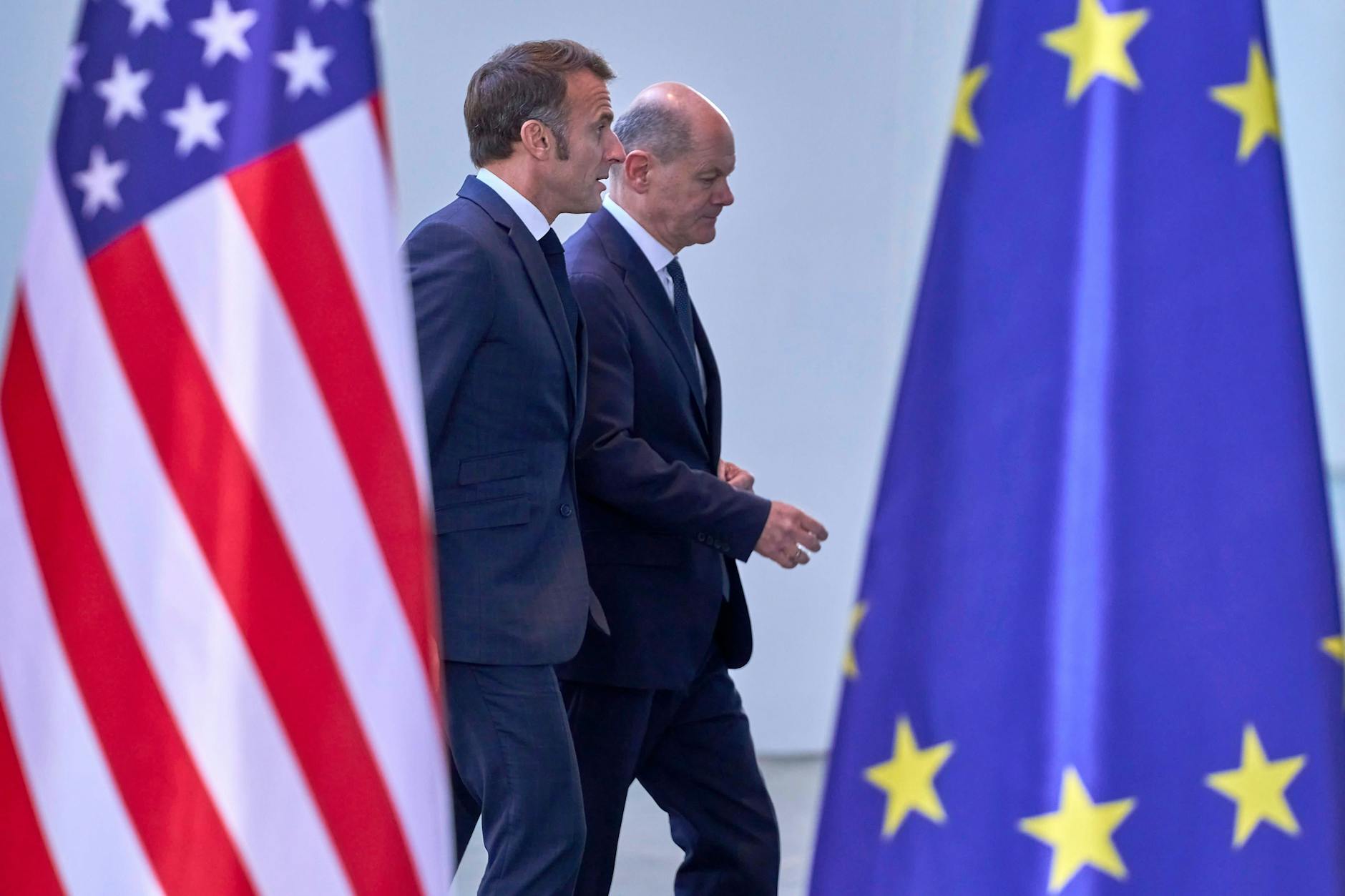 Emmanuel Macron (l.) und Olaf Scholz anlässlich des Besuches des Präsidenten der Vereinigten Staaten im Bundeskanzleramt im Oktober vergangenen Jahres