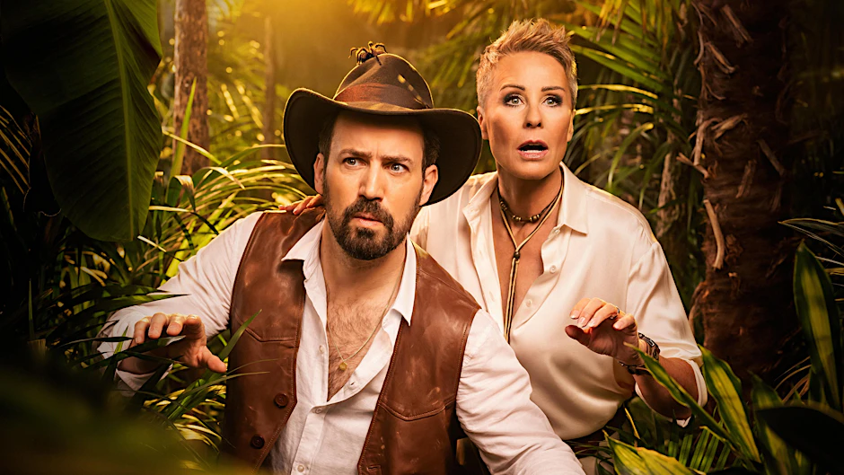 Jan Köppen und Sonja Zietlow moderieren das Dschungelcamp 2025.