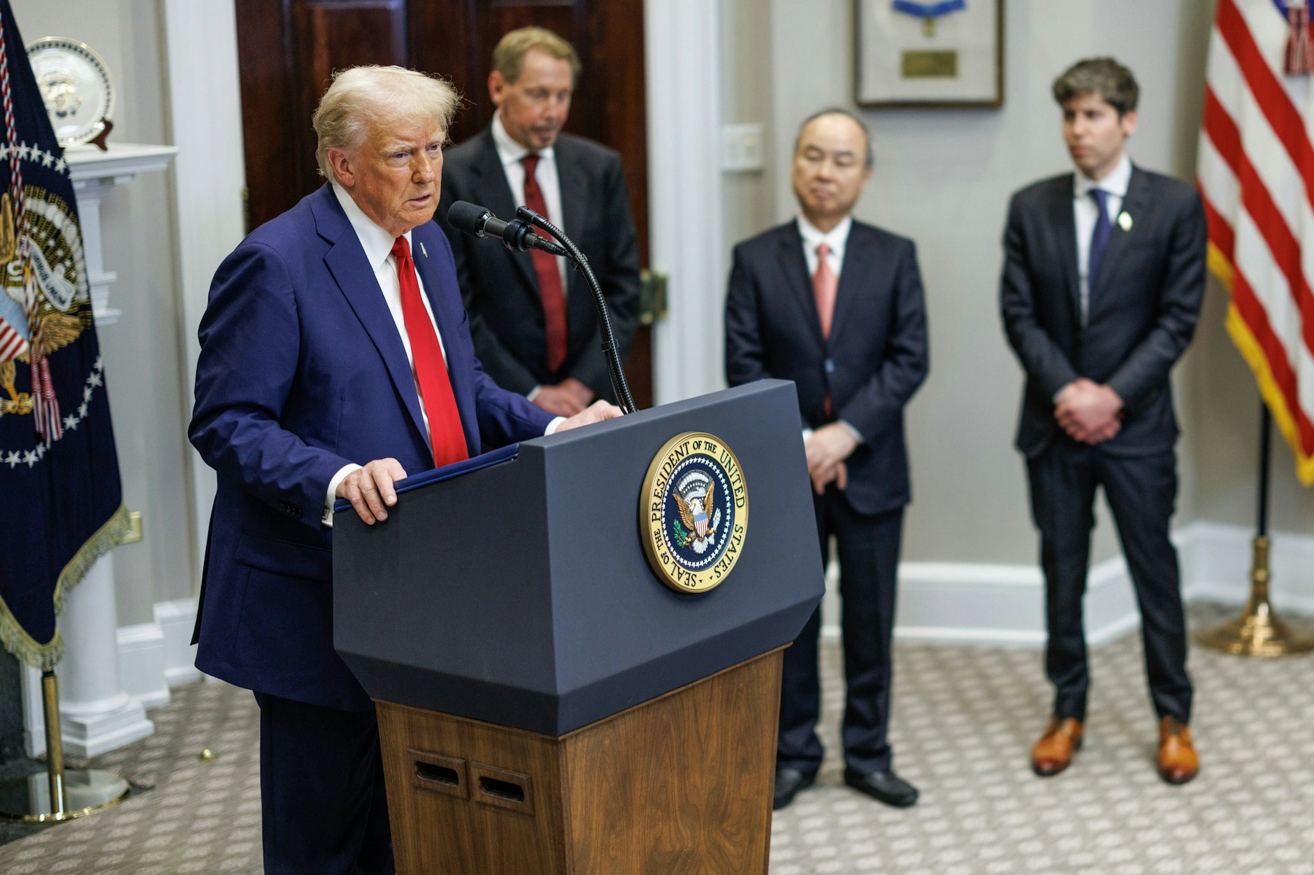 US-Präsident Donald Trump (l.) spricht, während Masayoshi Son von der SoftBank Group, Larry Ellison von Oracle Corporation und Sam Altman von OpenAI im Weißen Haus zuhören.