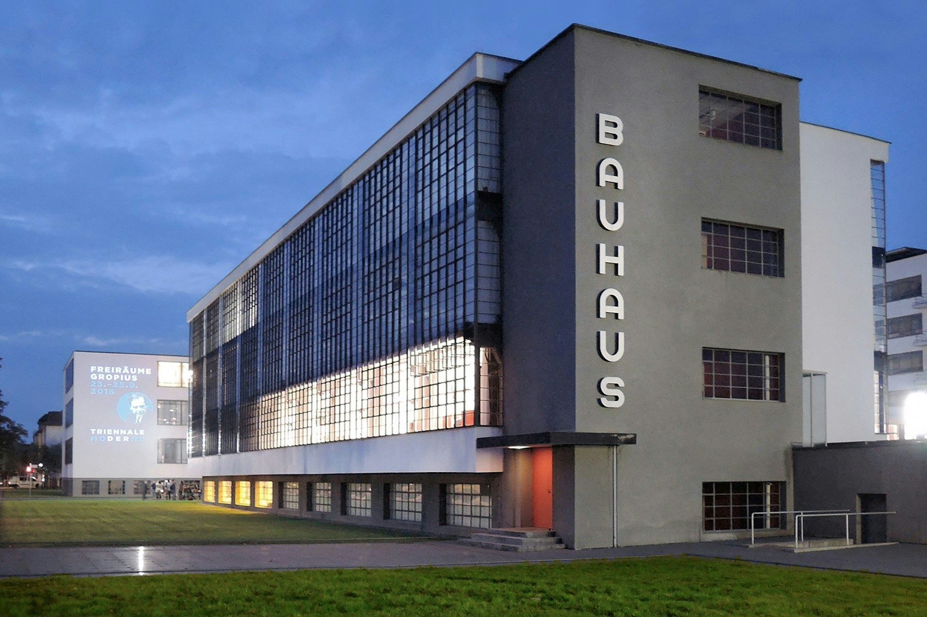 Das 1925 errichtete Bauhaus-Hauptgebäude in Dessau (mit Projektion zur Triennale der Moderne 2016).