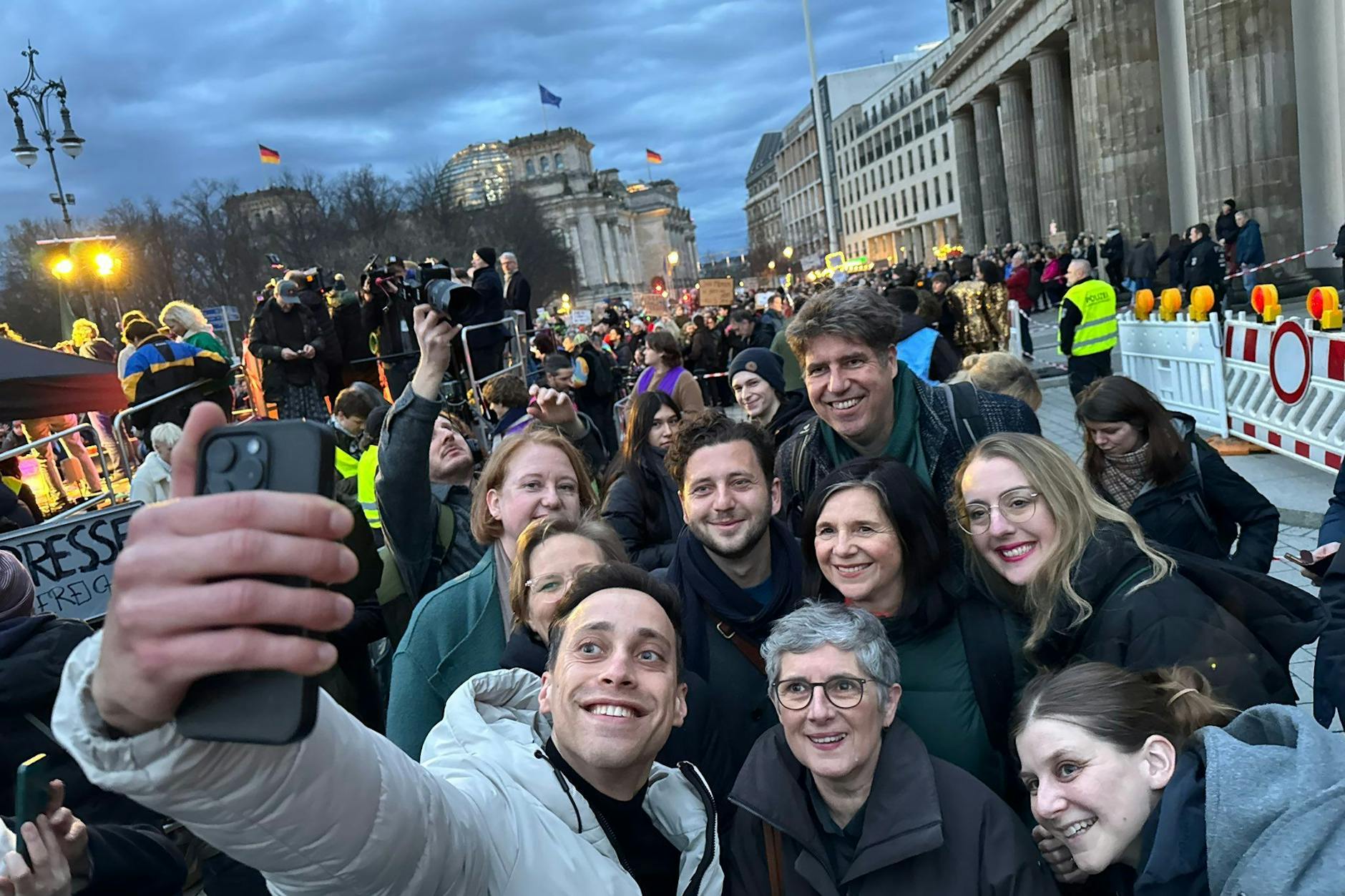 Eines der Selfies von der Demo gegen Rechtsruck in Berlin am Samstag, das auf Social Media für Empörung sorgt. Das Bild stammt aus dem X-Account von Britta Haßelmann, der Co- Vorsitzenden der Bundestagsfraktion Bündnis 90/Die Grünen.