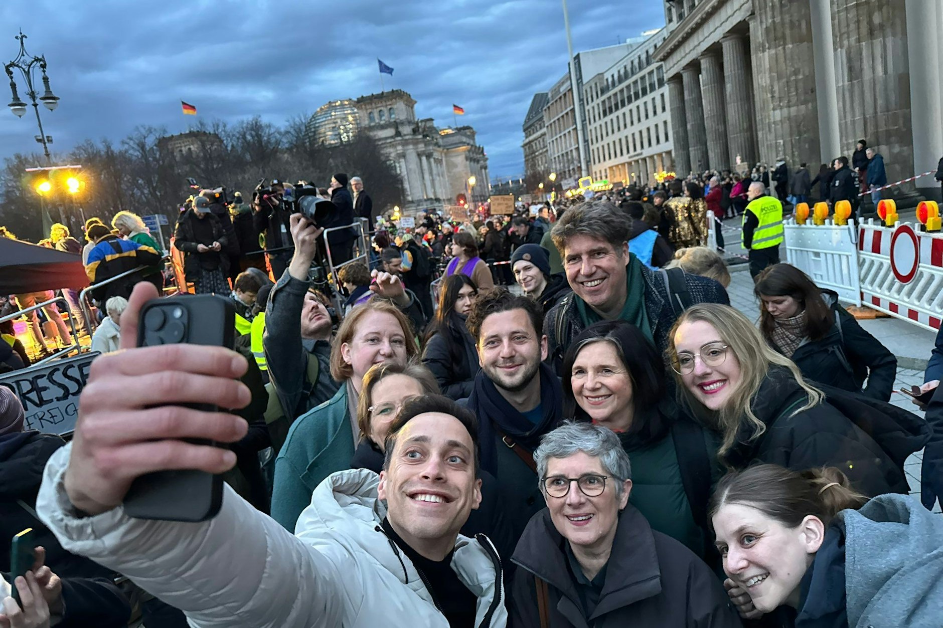 Eines der Selfies von der Demo gegen Rechtsruck in Berlin am Samstag, das auf Social Media&nbsp;für Empörung sorgt. Das Bild stammt aus dem X-Account von Britta Haßelmann, der Co- Vorsitzenden der Bundestagsfraktion Bündnis 90/Die Grünen.