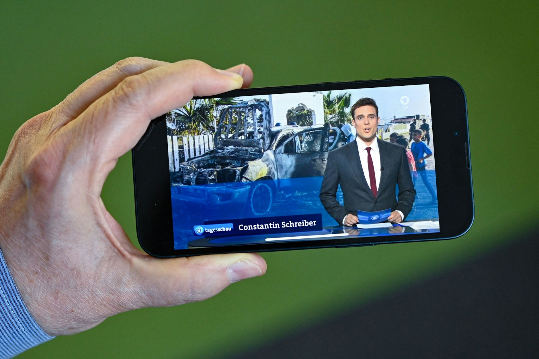 Ein Smartphone mit einer Ansicht der „Tagesschau“