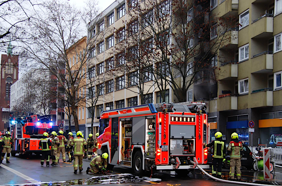 Brand in Moabit: Wohnung durch Flammen komplett zerstört – Feuerwehr im Einsatz