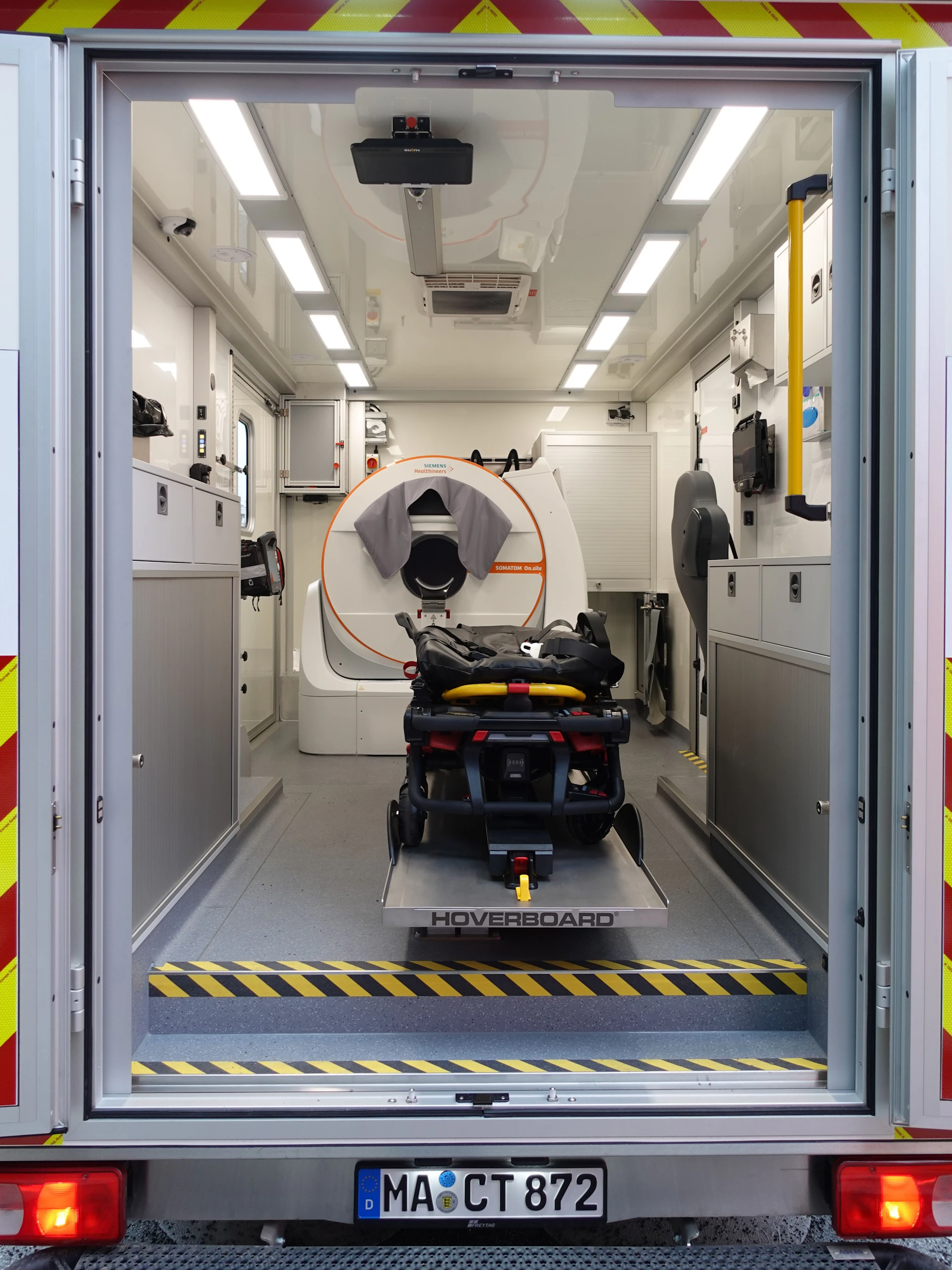 Ein Blick in das neue Schlaganfall-Fahrzeug aus Mannheim: Das neue Kopf-CT Somatom von Siemens arbeitet strahlungsarmer, auf die stabile Trage passen Personen mit einem Gewicht von 317 Kilogramm. Aber: Anders als das Berliner Modell ist dieses Stemo kein Krankenwagen, darf keine Kranken transportieren.  Es wirkt deshalb aufgeräumter, weil etwa Fächer von Verbandszeug und Medikamente fehlen. Im Notfall wird immer ein Krankenwagen mit alarmiert.