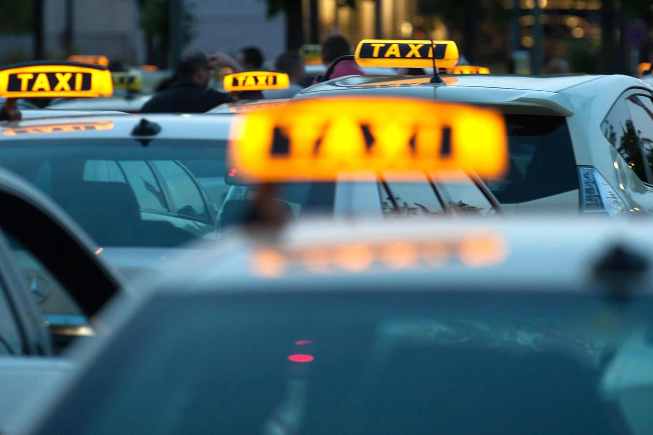 Weil ein Taxifahrer zu früh aufs Gas trat, wurde eine Seniorin mitgeschleift und schwer verletzt.