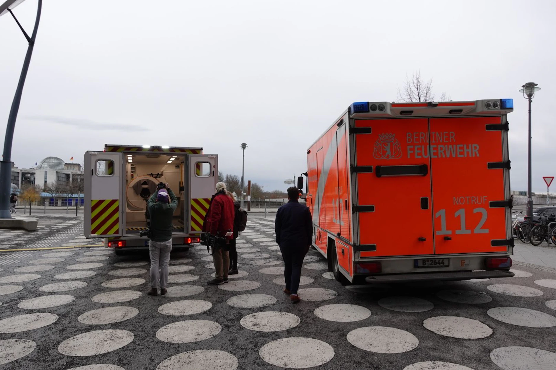 Zwei Generationen von Stroke-Einsatz-Mobilen: Rechts das Berliner Modell, das seit 2017 unterwegs ist. Links das neue aus Mannheim, das demnächst seinen Betrieb aufnimmt.