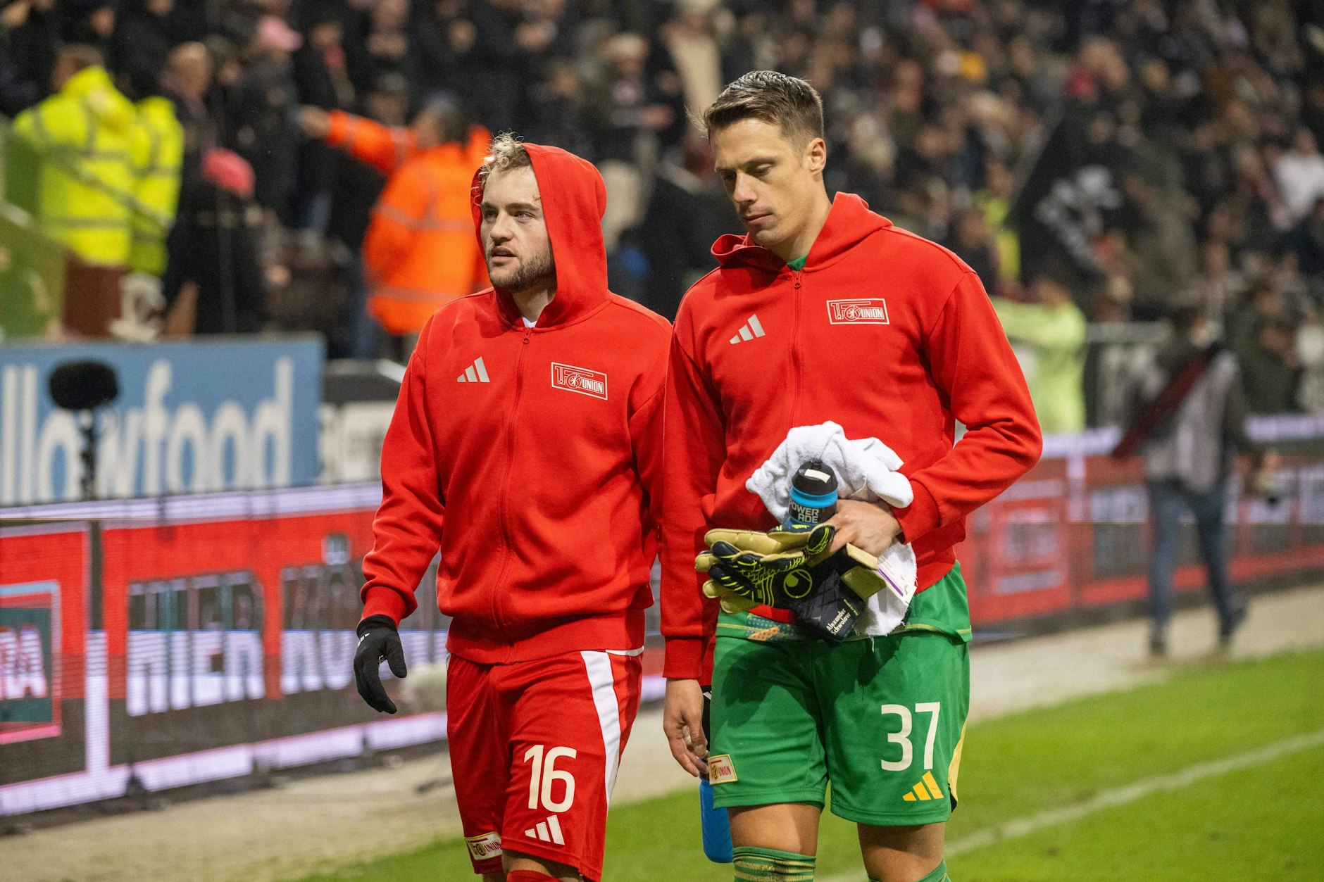 Die nächste Enttäuschung: Benedict Hollerbach (l.) und Alexander Schwolow schleichen nach der Union-Pleite auf St. Pauli vom Platz.