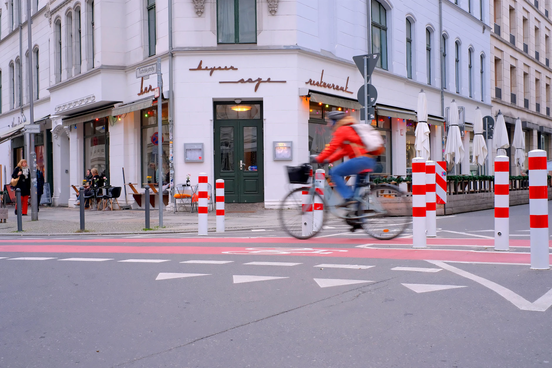 Trotz Poller und ausgesperrten Autos: Im Bereich um die August- und Tucholskystraße verletzten sich im vergangenen Jahr mehr Radfahrer. 