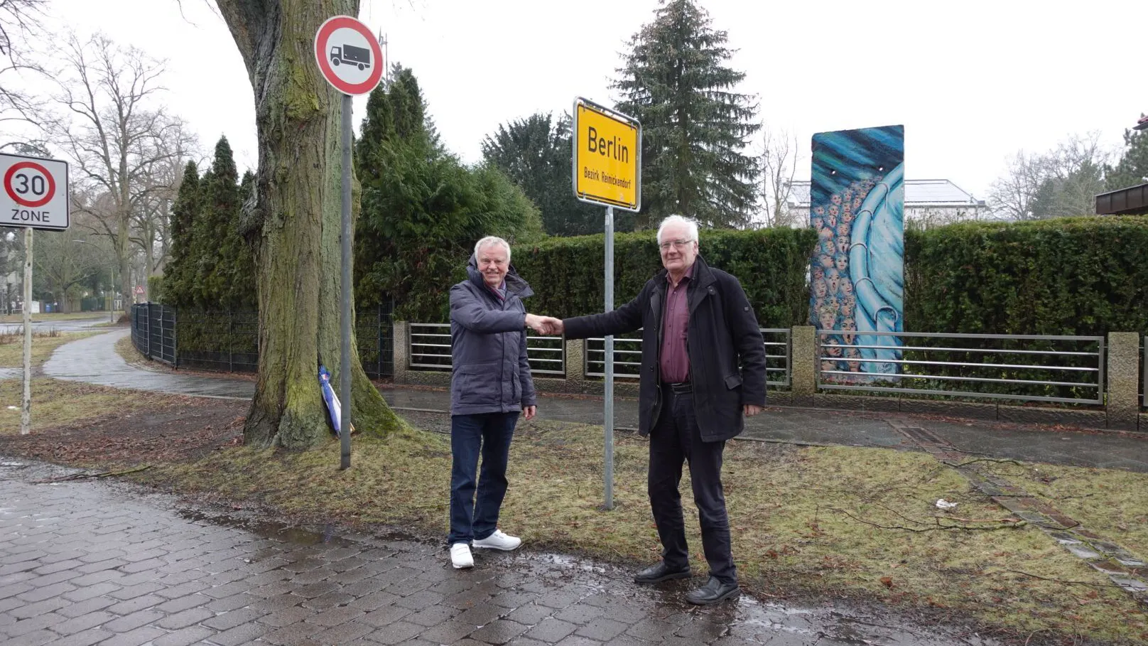Ein symbolischer Handschlag zwischen Berlin-Hermsdorf und Glienicke: Helmut Bodensiek (li.) und Bernd Pickel.