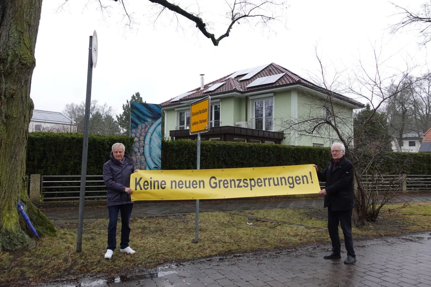 Zwischen Berlin-Hermsdorf und Glienicke/Nordbahn: Für Helmut Bodensiek (li.) und Bernd Pickel von der Bürgerinitiative „Offene Nachbarschaft“ kamen Poller an dieser Stelle einer neuen Grenzsperrung gleich.