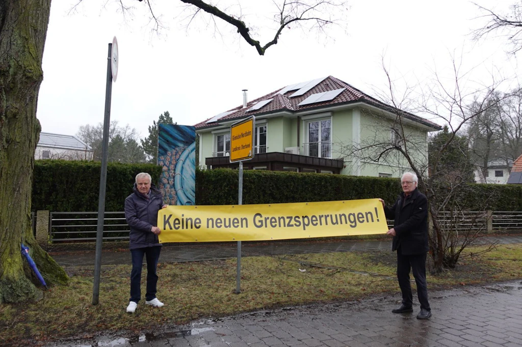Zwischen Berlin-Hermsdorf und Glienicke/Nordbahn: Für Helmut Bodensiek (li.) und Bernd Pickel von der Bürgerinitiative „Offene Nachbarschaft“ kamen Poller an dieser Stelle einer neuen Grenzsperrung gleich.
