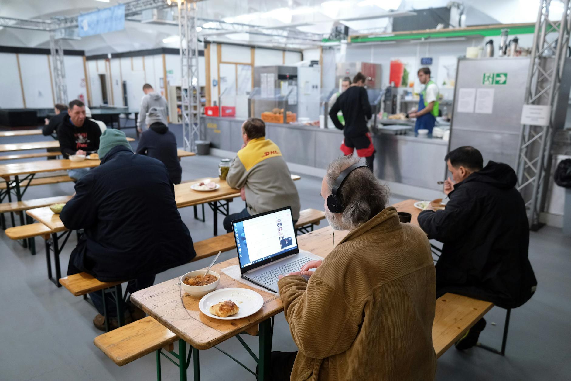 In der Notübernachtung in Friedrichshain kommen unterschiedliche Menschen zusammen.