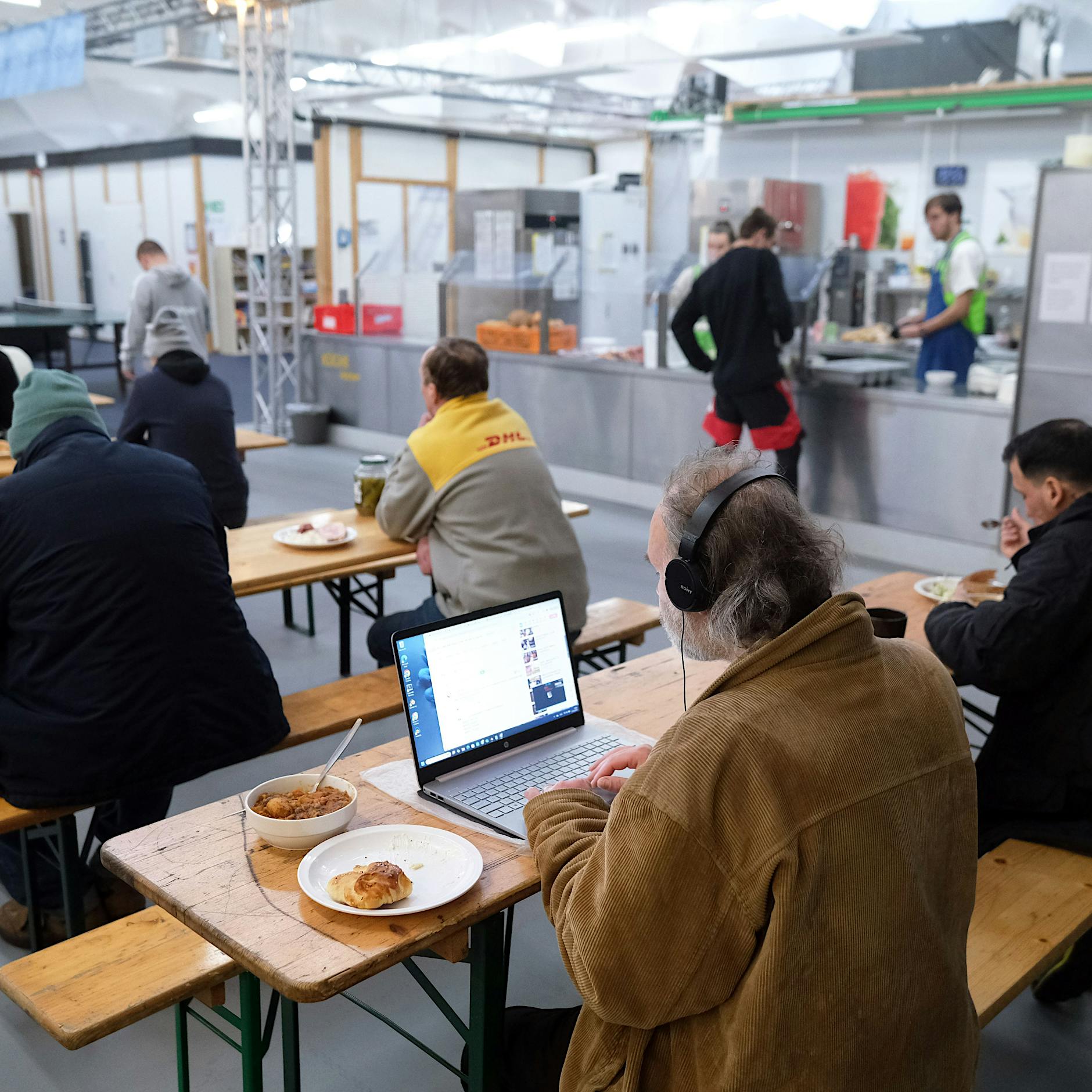 Friedrichshain: Wer wirklich in einer Berliner Notunterkunft für Obdachlose schläft