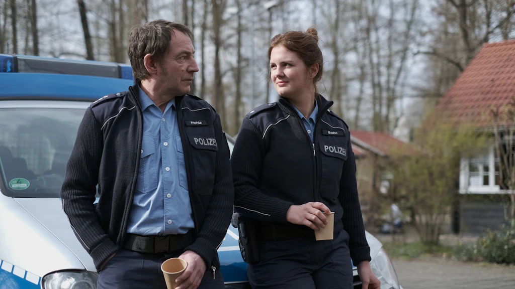Im ZDF-Spreewaldkrimi spielt Alina Stiegler die Kommissarin Luise Bohn, an ihrer Seite Hauptkommissar Fichte (Thorsten Merten).