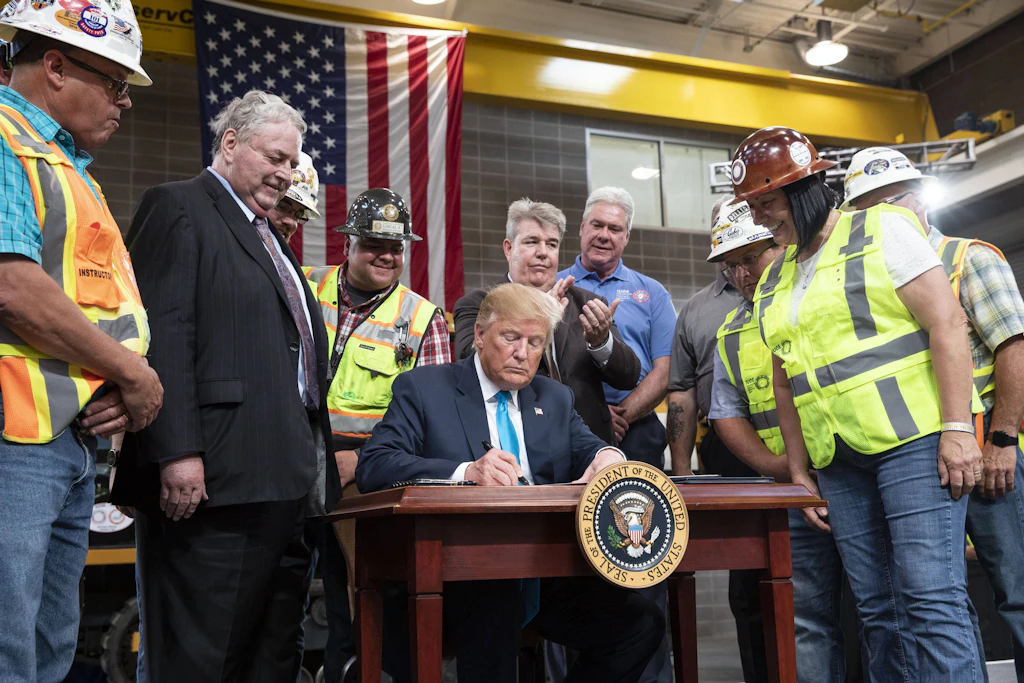 Trump ruft Energienotstand aus: Hedgefondsmanager warnt vor LNG-Mangel in den USA