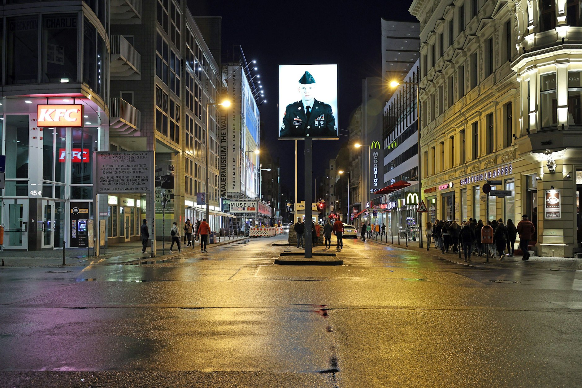 Berlin-Mitte, am Checkpoint Charlie