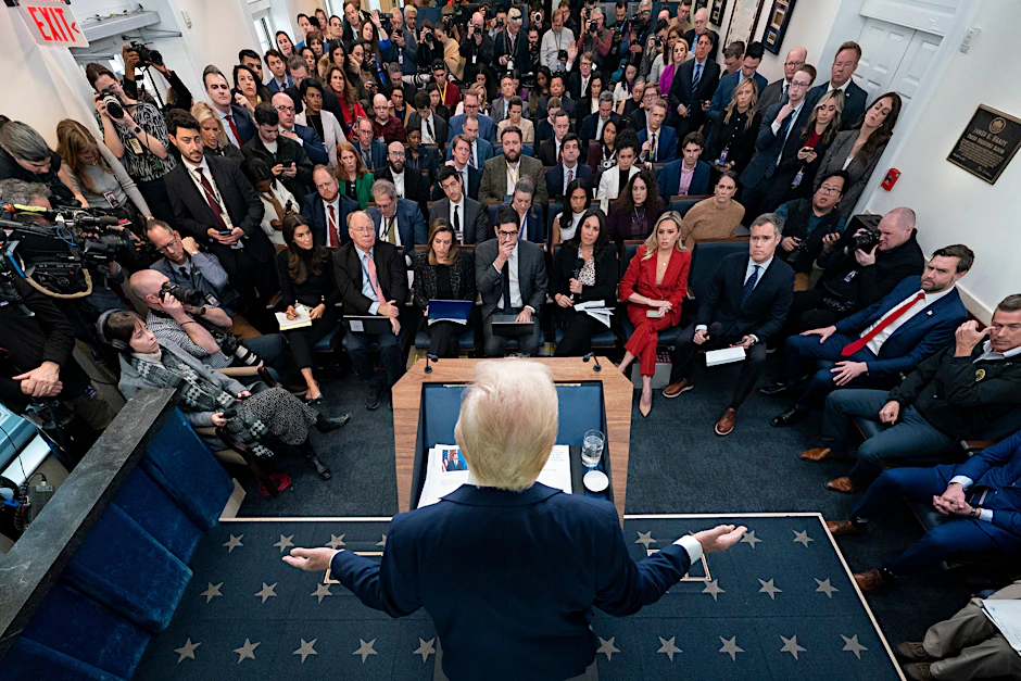 Präsident Donald Trump spricht am 30. Januar mit der Alten Welt, den Medien, im Weißen Haus.