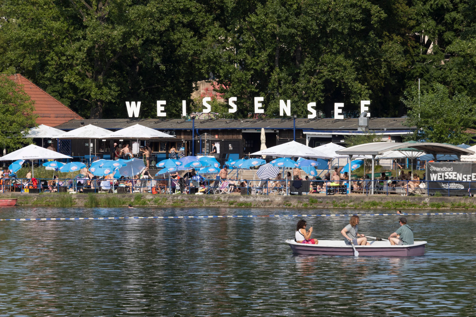 Sommeridylle in Weißensee: das Strandbad am Weißen See. Doch in dem Jahr wird alles teurer, weil die Grundsteuer steigt.