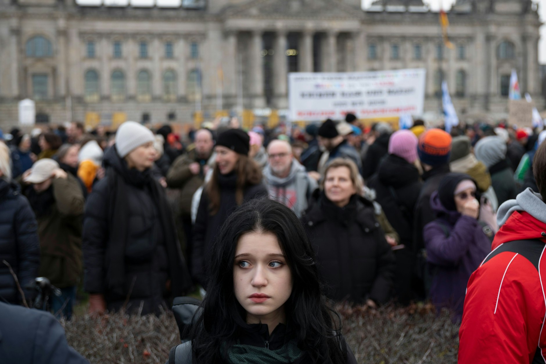 Menge vor dem Reichstagsgebäude