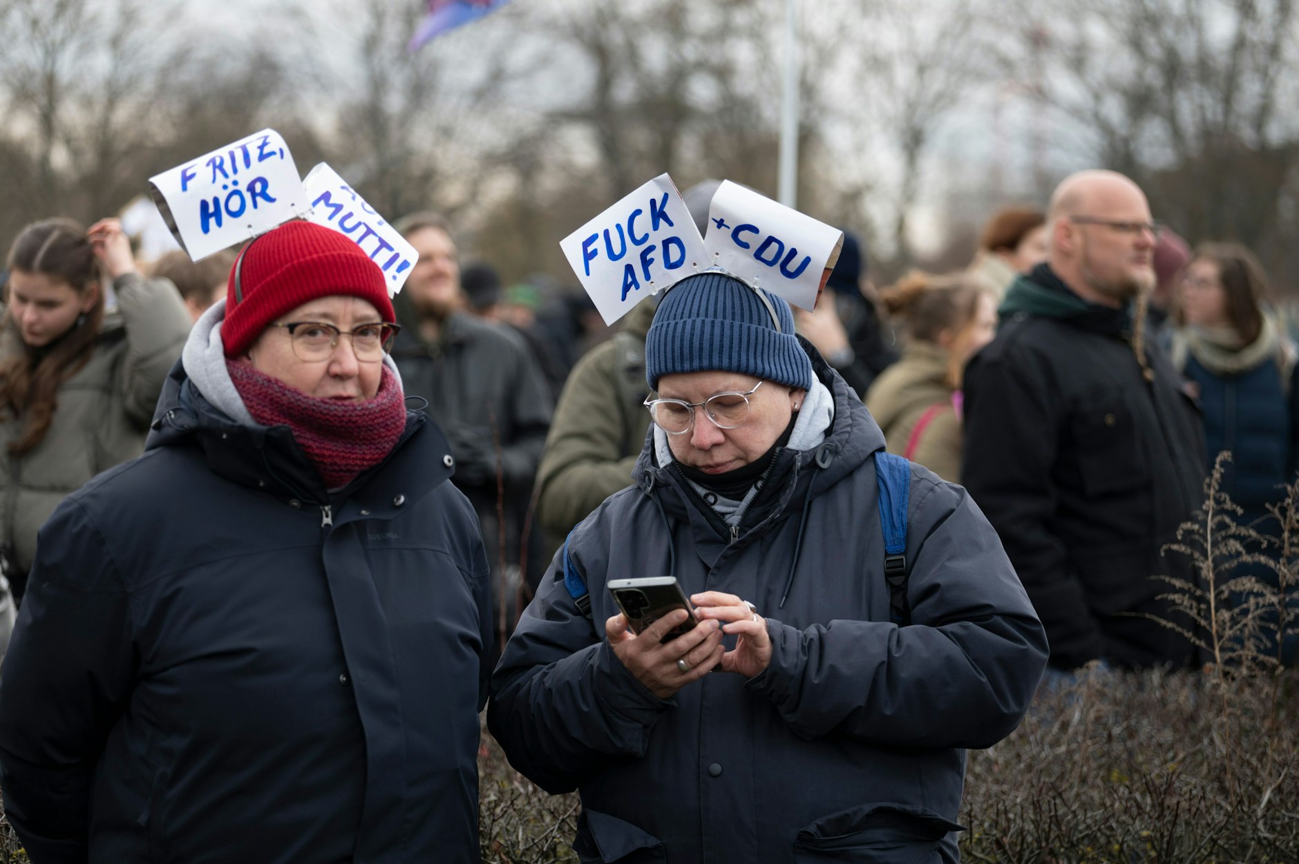 Gekommen, um "das Schlimmste zu verhindern": Marion (62, links) mit Begleitung