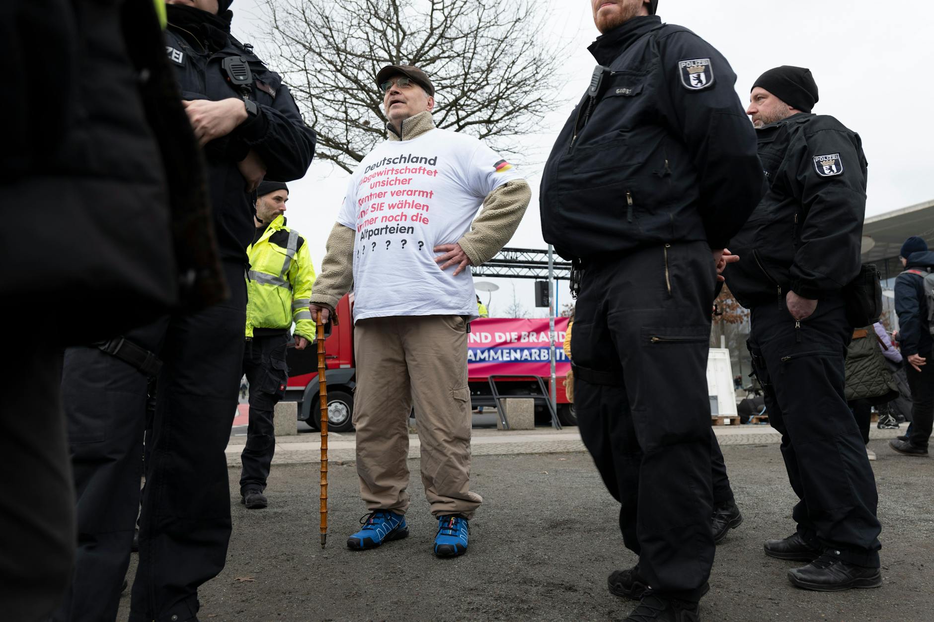 Von Polizisten aus der Menge geleitet: Mann in AfD-Trikot