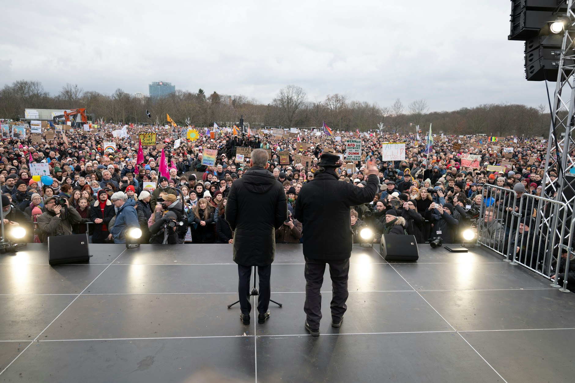 Mit so viel Andrang hatten die Organisatoren nicht gerechnet: Blick von der Bühne Richtung Potsdamer Platz
