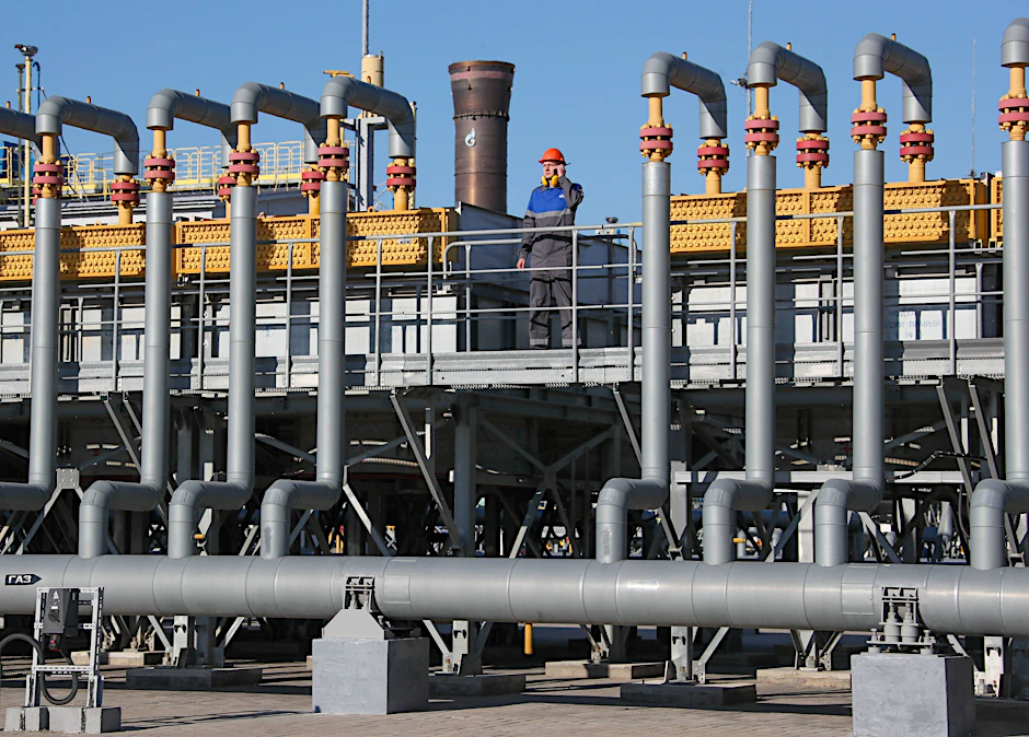 Ein Arbeiter steht an einer Luft-Gas-Kühleinheit an der Kompressorstation Russkaja der TurkStream-Gaspipeline in der Region Krasnodar im Süden Russlands. Symbolbild.