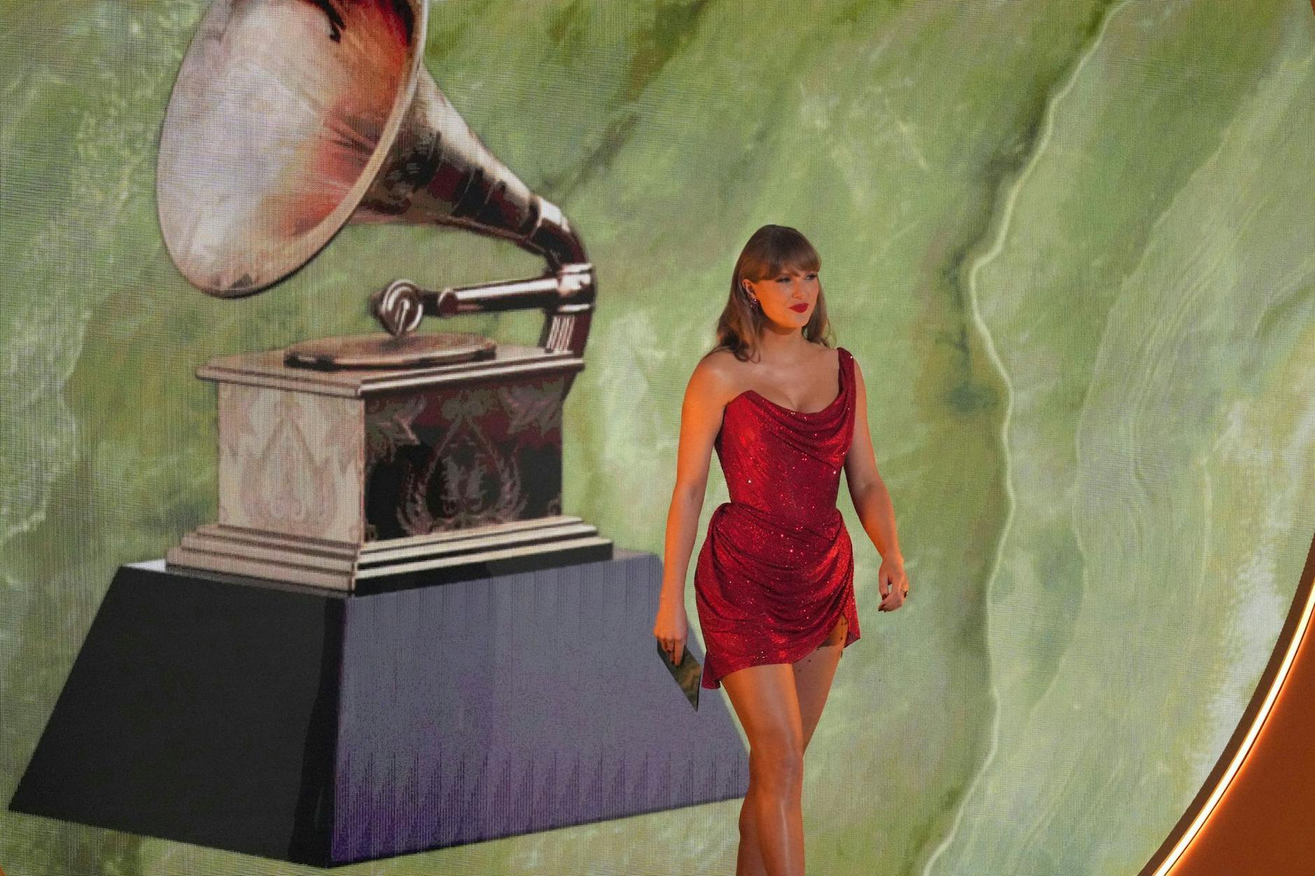 Wir sehen rot: Taylor Swift präsentiert den Preis für das beste Country-Album während der 67. Grammy Awards.