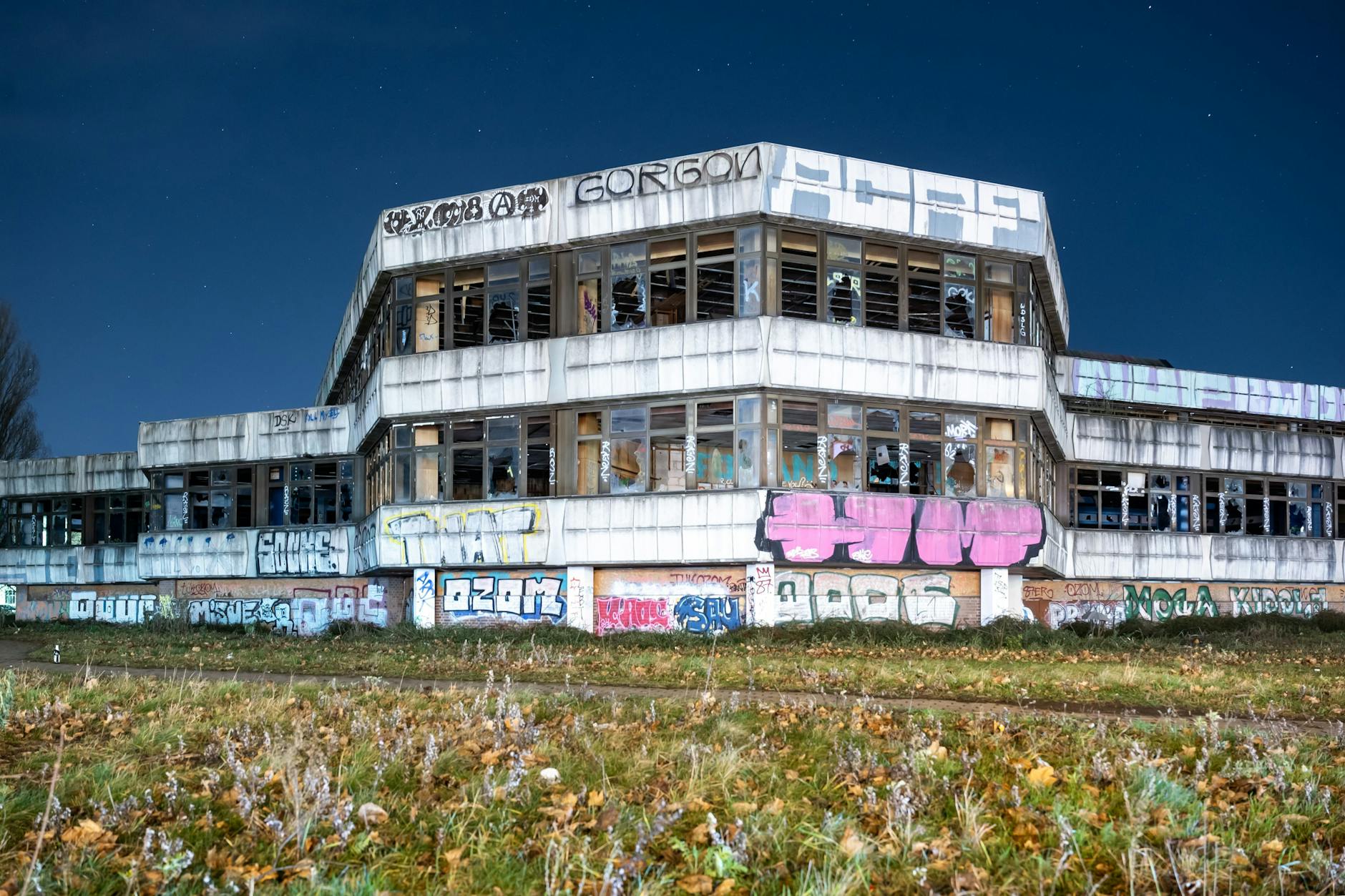 Als hätte jemand einen Zauberwürfel plattgeschlagen: das Kongresszentrum am Sportforum