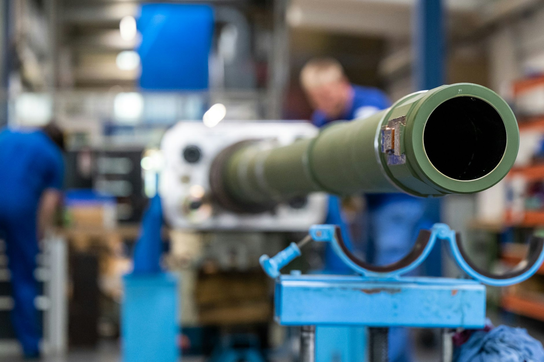 Mitarbeiter bei Rheinmetall arbeiten an einer Kanone für den Kampfpanzer Leopard 2A4